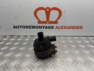 Usados Bomba de agua adicional Volkswagen Golf VII Variant (AUVV) 1.6 TDI BMT 16V Precio € 30,00 Norma de margen ofrecido por Alexander Autodemontage