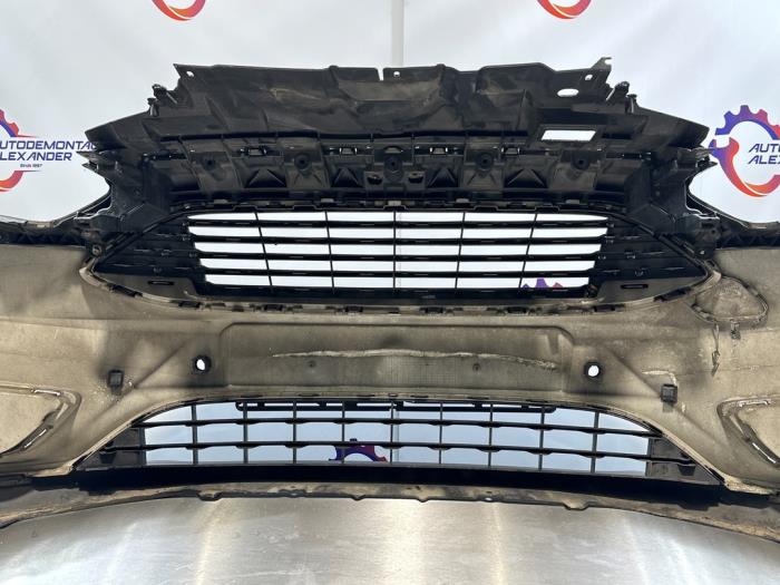 Stoßstange vorne van een Ford Focus 3 Wagon 1.5 TDCi 2016