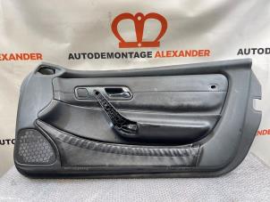 Używane Tapicerka drzwi prawych wersja 2-drzwiowa Mercedes SLK (R170) 2.0 200 16V Cena na żądanie oferowane przez Alexander Autodemontage