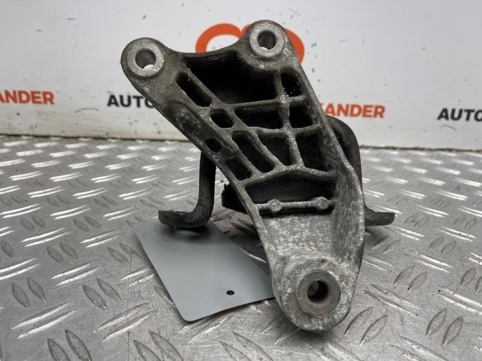 Gearbox mount from a Volkswagen Transporter T5 1.9 TDi 2007