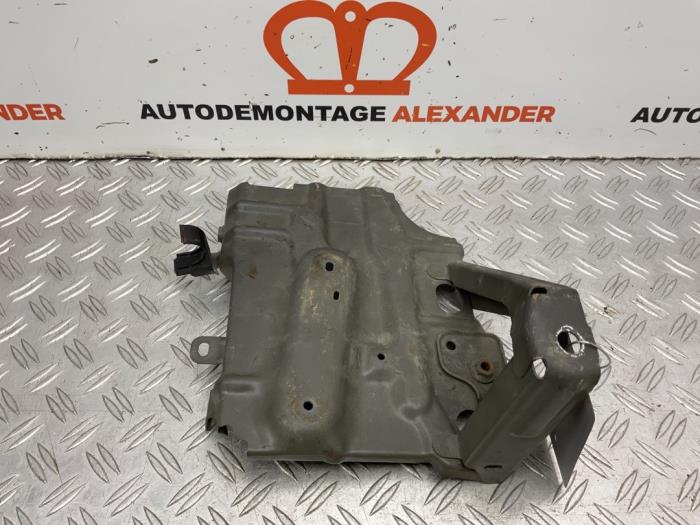 Begagnade Batterilåda Peugeot 108 1.0 12V Pris på förfrågan erbjuds av Alexander Autodemontage
