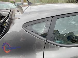 Usados Ventanilla triangular derecha detrás Ford Fiesta 7 1.5 TDCi 85 Precio de solicitud ofrecido por Alexander Autodemontage