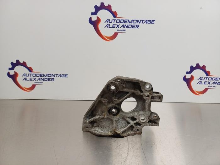 Usagé Support dynamo bas Ford Focus 3 Wagon 1.5 TDCi Prix sur demande proposé par Alexander Autodemontage