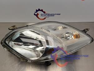 Używane Reflektor lewy Toyota Yaris II (P9) 1.0 12V VVT-i Cena € 150,00 Procedura marży oferowane przez Alexander Autodemontage