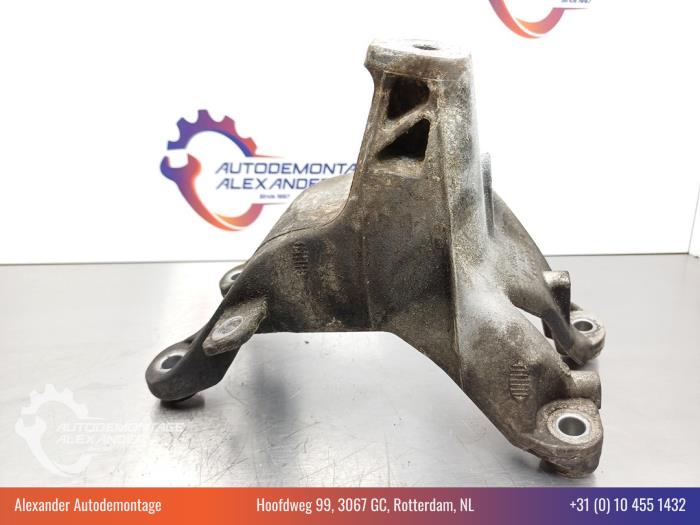 Engine mount from a Audi A4 (B8) 1.8 TFSI 16V 2008