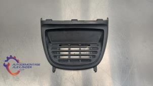 Używane Kratka wentylacyjna deski rozdzielczej Peugeot 108 1.0 12V Cena na żądanie oferowane przez Alexander Autodemontage