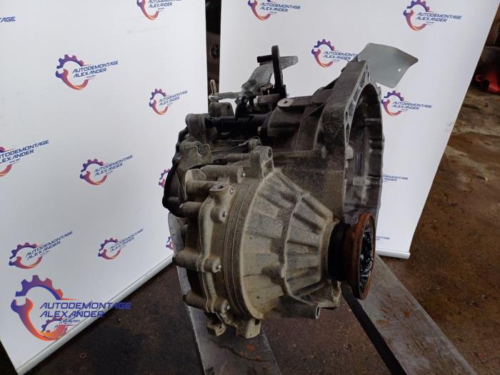 Gearbox from a Volkswagen Jetta IV (162/16A) 1.6 TDI 16V 2011