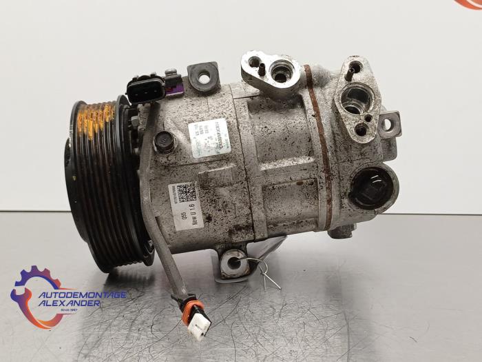 Air conditioning pump from a Kia Sportage (QL) 1.6 CRDi 16V 136 2020