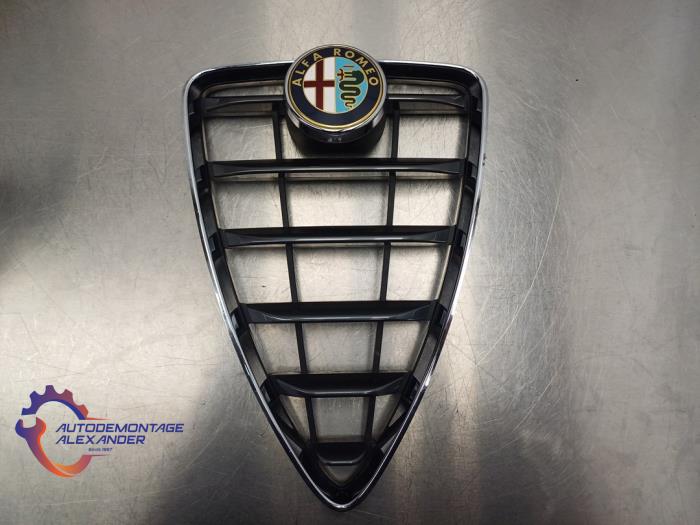 Używane Grill Alfa Romeo MiTo (955) 1.3 JTDm 16V Eco Cena € 150,00 Procedura marży oferowane przez Alexander Autodemontage