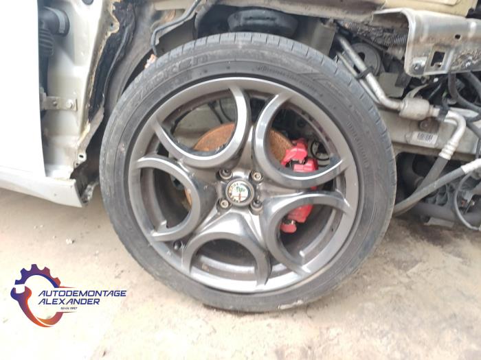 Wheel + tyre from a Alfa Romeo MiTo (955) 1.3 JTDm 16V Eco 2014
