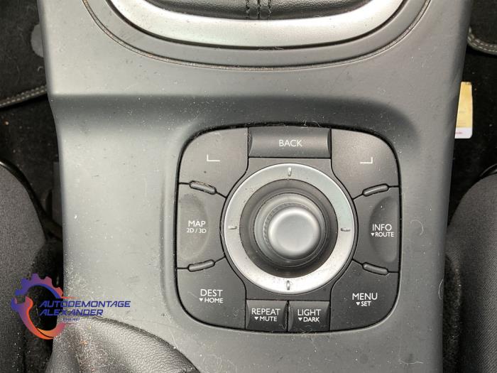 Navigation control panel from a Renault Megane III CC (EZ) 1.9 dCi 2011
