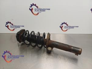 Used Fronts shock absorber, left Volkswagen Jetta IV (162/16A) 1.6 TDI 16V Price on request offered by Alexander Autodemontage