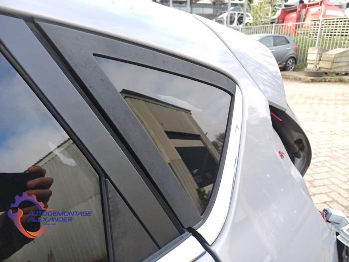 Extra window 4-door, left from a Ford Fiesta 6 (JA8) 1.6 TDCi 16V 95 2010