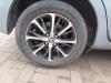 Felge + Reifen van een Toyota Yaris III (P13), 2010 / 2020 1.5 16V Dual VVT-iE, Fließheck, Benzin, 1.496cc, 82kW, FWD, 2NRFKE, 2017-04, NSP13 2018