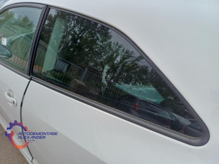 Vitre 2portes arrière gauche d'un Seat Ibiza IV SC (6J1) 1.6 TDI 90 2012