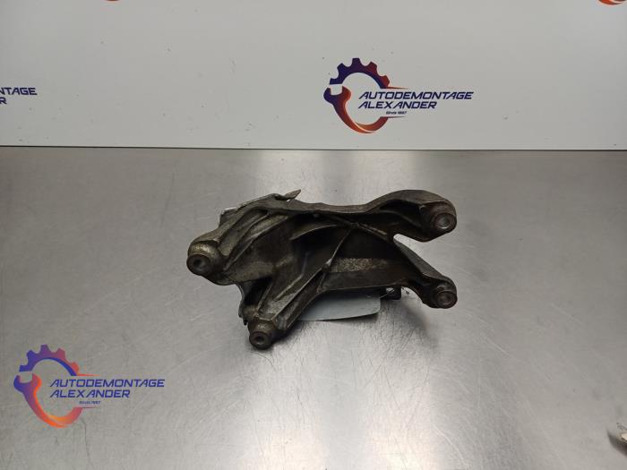 Engine mount from a Seat Exeo ST (3R5) 1.8 TSI 16V 2012