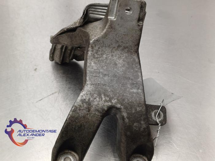 Engine mount from a Seat Exeo ST (3R5) 1.8 TSI 16V 2012