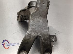 Engine mount from a Seat Exeo ST (3R5) 1.8 TSI 16V 2012