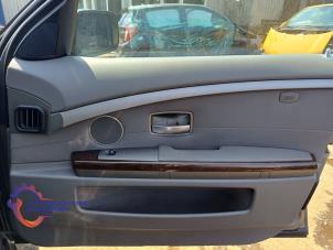 Używane Tapicerka drzwi prawych przednich wersja 4-drzwiowa BMW 7 serie (E65/E66/E67) 730d,Ld 3.0 24V Cena na żądanie oferowane przez Alexander Autodemontage