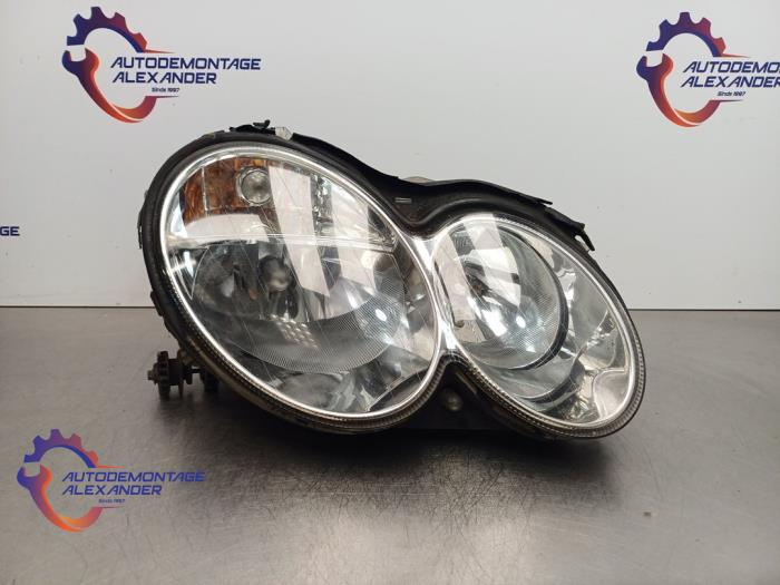 Używane Reflektor prawy Mercedes CLK (C209) 2.6 240 V6 18V Cena € 200,00 Procedura marży oferowane przez Alexander Autodemontage