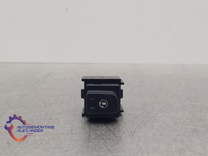 Usados Interruptor Opel Combo Cargo 1.2 110 Precio de solicitud ofrecido por Alexander Autodemontage