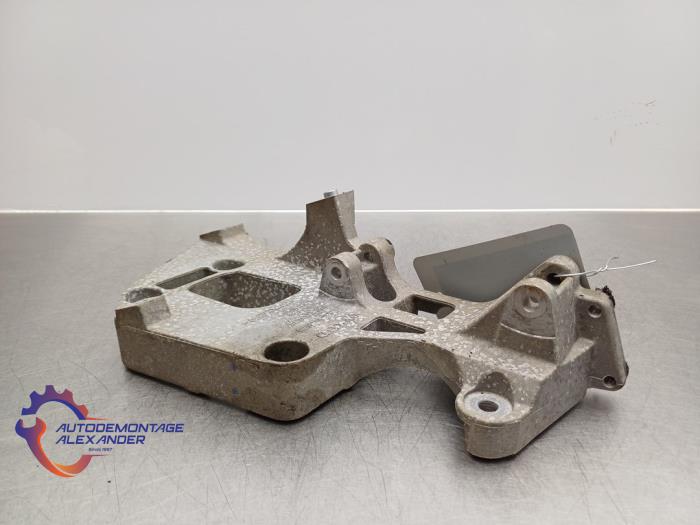 Used Alternator upper bracket Skoda Octavia (1Z3) 1.6 MPI Price on request offered by Alexander Autodemontage