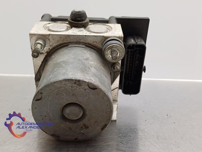 Begagnade ABS-pump Audi A4 (B7) 2.0 TDI 16V Pris € 19,99 Marginaltabell erbjuds av Alexander Autodemontage