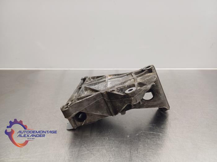 Usagé Support dynamo bas Volkswagen Transporter/Caravelle T5 2.5 TDi Prix sur demande proposé par Alexander Autodemontage