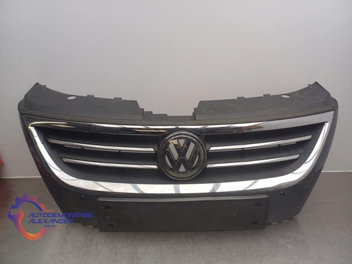 Begagnade Grill Volkswagen Passat CC (357) 1.8 TSI 16V Pris € 150,00 Marginaltabell erbjuds av Alexander Autodemontage