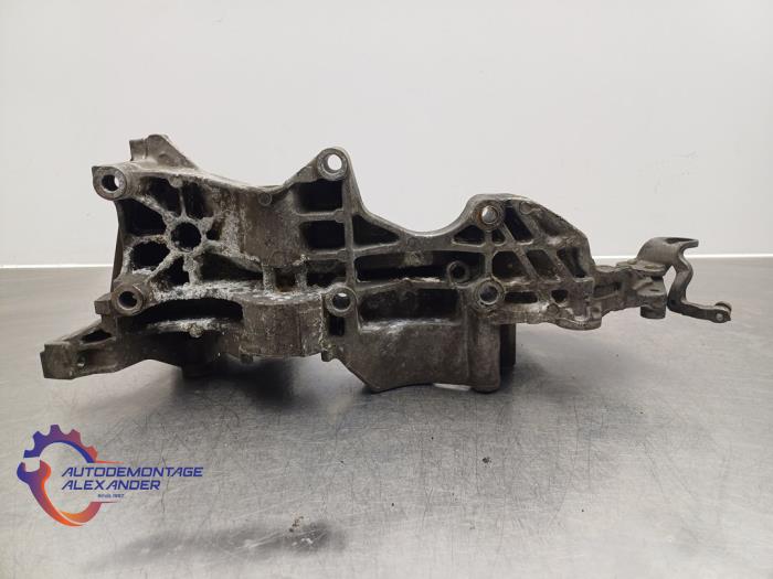 Support dynamo bas d'un Volkswagen Transporter T5 2.0 TDI DRF 2012