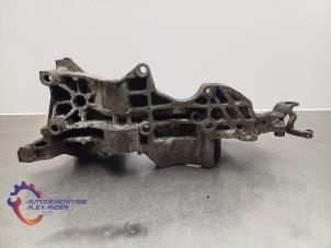 Support dynamo bas d'un Volkswagen Transporter T5 2.0 TDI DRF 2012
