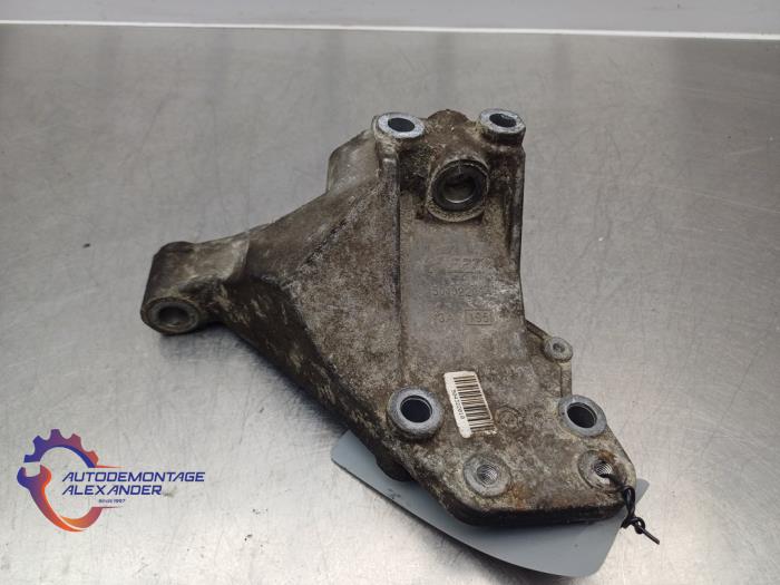 Engine mount from a Iveco New Daily VI 33S13, 35C13, 35S13 2014