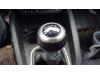 Levier de vitesse d'un Audi A1 Sportback (8XA/8XF), 2011 / 2018 1.6 TDI 16V, Berline avec hayon arrière, 4 portes, Diesel, 1.598cc, 77kW (105pk), FWD, CAYC, 2011-11 / 2015-04, 8XA; 8XF 2012