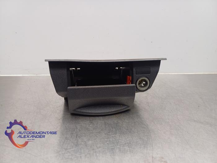 Begagnade Handskfack Volkswagen Caddy III (2KA,2KH,2CA,2CH) 1.6 TDI 16V Pris på förfrågan erbjuds av Alexander Autodemontage