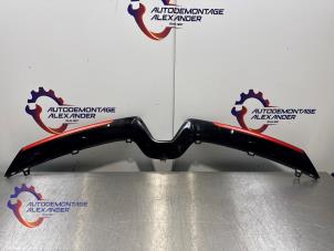 Used Grille strip Renault Clio IV (5R) 0.9 Energy TCE 90 12V Price on request offered by Alexander Autodemontage