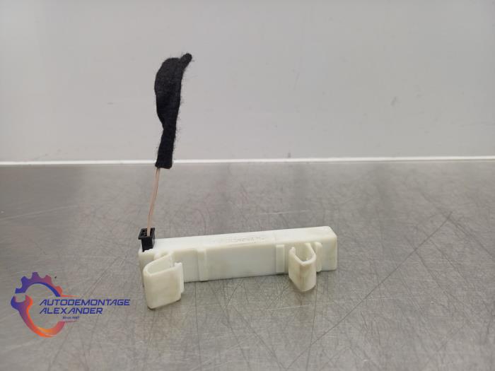 Używane Antena GPS Renault Clio IV (5R) 0.9 Energy TCE 90 12V Cena na żądanie oferowane przez Alexander Autodemontage