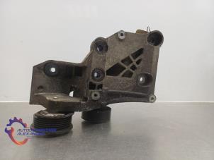 Support dynamo bas d'un Opel Insignia Sports Tourer 2.0 CDTI 16V 120 ecoFLEX 2014