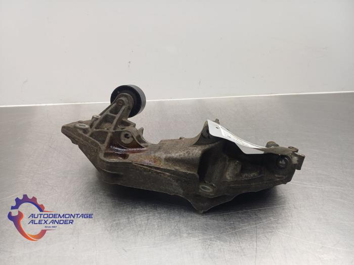 Usagé Support dynamo haut Renault Master III (JV) 2.3 dCi 16V 145 Prix sur demande proposé par Alexander Autodemontage