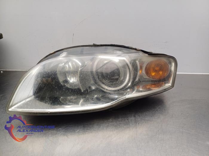 Używane Reflektor lewy Audi A4 (B7) 2.0 TDI 16V Cena € 50,00 Procedura marży oferowane przez Alexander Autodemontage