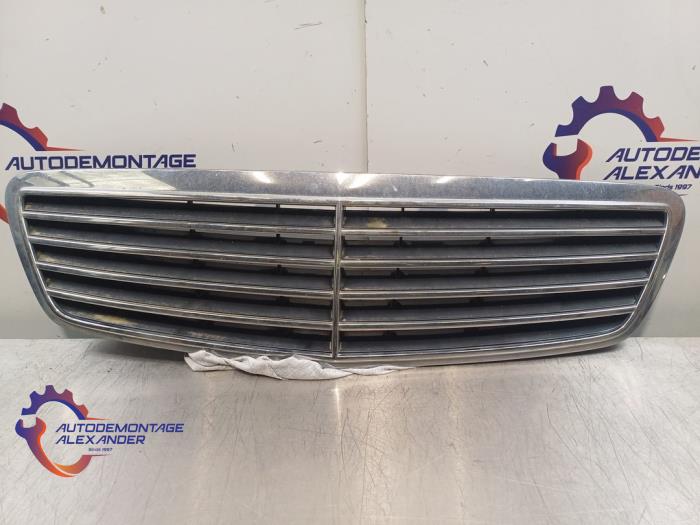 Używane Grill Mercedes S (W220) 3.2 S-320 CDI Lang Cena na żądanie oferowane przez Alexander Autodemontage