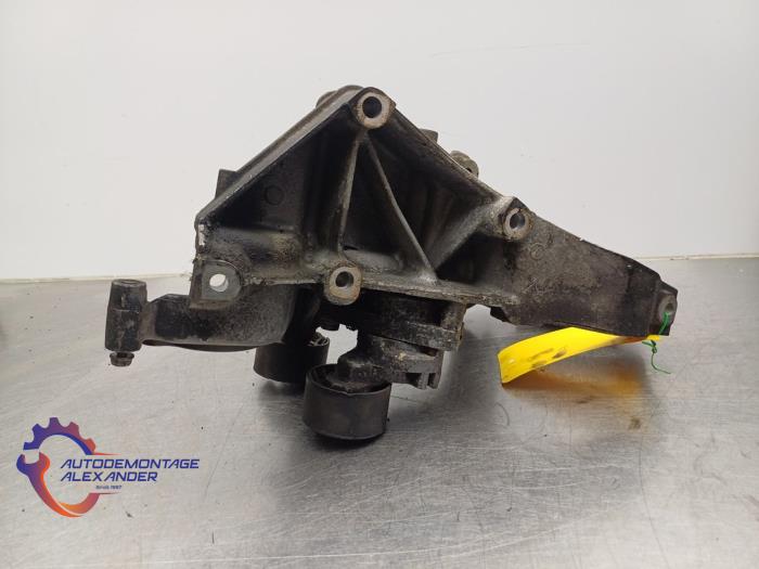 Usagé Support dynamo haut Renault Master II (FD/HD) 2.5 dCi 16V 100 Prix sur demande proposé par Alexander Autodemontage