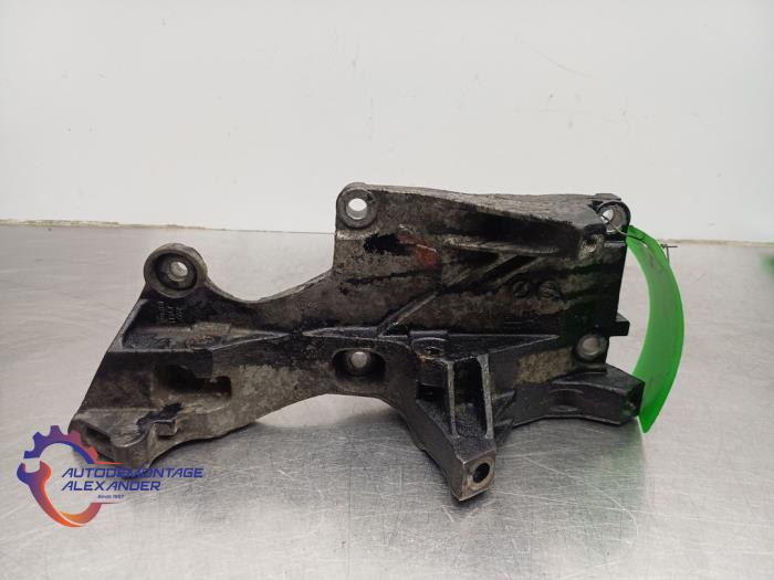 Usagé Support dynamo haut Volkswagen Polo IV (9N1/2/3) 1.4 TDI 70 Prix € 25,00 Prix TTC proposé par Alexander Autodemontage