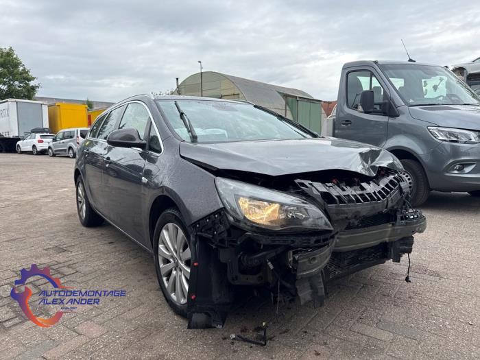 Usados Ventanilla triangular derecha delante Opel Astra J Sports Tourer (PD8/PE8/PF8) 1.6 CDTI 16V Precio € 120,00 IVA incluido ofrecido por Alexander Autodemontage