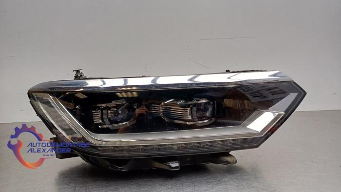 Używane Reflektor prawy Volkswagen Passat Variant (3G5) 1.6 TDI 16V Cena € 1.149,98 Z VAT oferowane przez Alexander Autodemontage