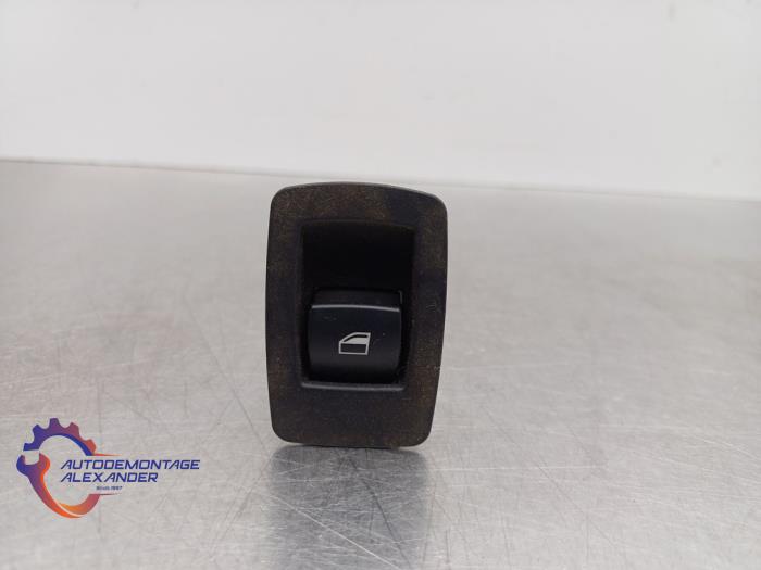 Usados Interruptor de ventanilla eléctrica BMW 1 serie (E87/87N) 120i 16V Precio € 15,00 IVA incluido ofrecido por Alexander Autodemontage