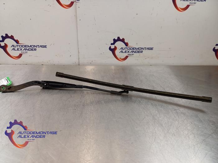 Rear wiper blade arm