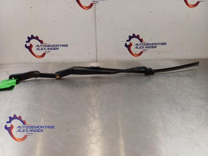 Rear wiper blade arm