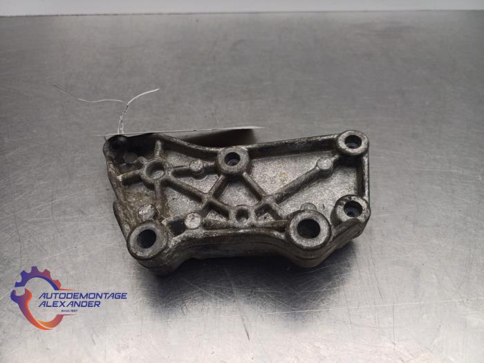 Usagé Support moteur Mercedes C (W205) C-220 2.2 CDI BlueTEC, C-220 d 16V Prix € 19,99 Prix TTC proposé par Alexander Autodemontage
