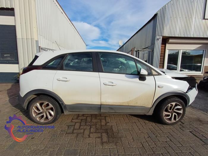 Usados Ventanilla triangular derecha delante Opel Crossland (X) 1.2 Turbo 12V Precio de solicitud ofrecido por Alexander Autodemontage