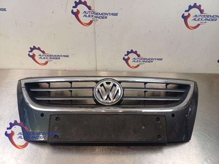 Begagnade Grill Volkswagen Passat CC (357) 1.8 TSI 16V Pris på förfrågan erbjuds av Alexander Autodemontage